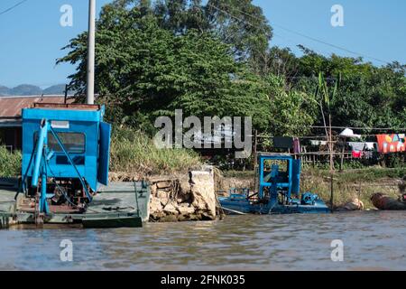 Blue a abandonné des machines lourdes bloquées sur le bord de la rivière à Inle Lake, Nyaung Shwe, état de Shan, Myanmar Banque D'Images