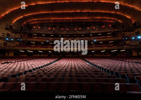 Vue de radio City Music Hall pendant le gouverneur Andrew Cuomo a annoncé que l'État adopte de nouvelles directives et règlements de CDC à New York le 17 mai 2021. À compter de mai 19, l'État de New York ainsi que le Connecticut et le New Jersey adopteront de nouvelles règles CDC sur les masques et les distances sociales pour les personnes vaccinées. Le gouverneur a également annoncé que la soirée de clôture du Festival du film de Tribeca aura lieu au radio City Music Hall, avec une pleine capacité seulement pour les personnes vaccinées. Le gouverneur a annoncé de nouvelles règles pour les événements sportifs et de divertissement, les rassemblements à l'intérieur et à l'extérieur et a exhorté les gens à se faire vacciner. (Tél Banque D'Images