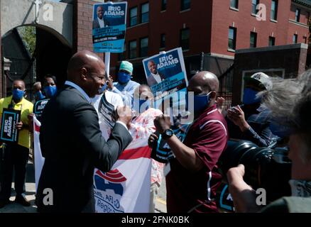 Brooklyn, NY, États-Unis. 17 mai 2021. Eric Adams, candidat Mayoral de New York City, reçoit l'approbation de l'Association des employés de la fonction publique (CSEA) demandant à davantage de travailleurs de la santé mentale de faire face à la crise de la santé et de la criminalité de New York afin que le public se sente en sécurité. Approbation de la conférence de presse au centre psychiatrique de Kingsboro, dans la section de Brooklyn East Flatbush, à New York, le 17 mai 2021. Crédit : Mpi43/Media Punch/Alamy Live News Banque D'Images