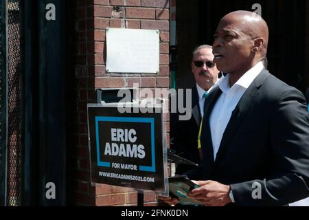 Brooklyn, NY, États-Unis. 17 mai 2021. Eric Adams, candidat Mayoral de New York City, reçoit l'approbation de l'Association des employés de la fonction publique (CSEA) demandant à davantage de travailleurs de la santé mentale de faire face à la crise de la santé et de la criminalité de New York afin que le public se sente en sécurité. Approbation de la conférence de presse au centre psychiatrique de Kingsboro, dans la section de Brooklyn East Flatbush, à New York, le 17 mai 2021. Crédit : Mpi43/Media Punch/Alamy Live News Banque D'Images