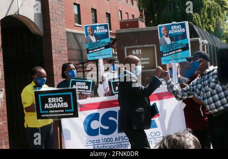 Brooklyn, NY, États-Unis. 17 mai 2021. Eric Adams, candidat Mayoral de New York City, reçoit l'approbation de l'Association des employés de la fonction publique (CSEA) demandant à davantage de travailleurs de la santé mentale de faire face à la crise de la santé et de la criminalité de New York afin que le public se sente en sécurité. Approbation de la conférence de presse au centre psychiatrique de Kingsboro, dans la section de Brooklyn East Flatbush, à New York, le 17 mai 2021. Crédit : Mpi43/Media Punch/Alamy Live News Banque D'Images