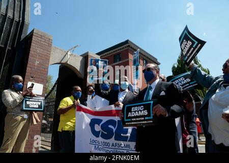 Brooklyn, NY, États-Unis. 17 mai 2021. Eric Adams, candidat Mayoral de New York City, reçoit l'approbation de l'Association des employés de la fonction publique (CSEA) demandant à davantage de travailleurs de la santé mentale de faire face à la crise de la santé et de la criminalité de New York afin que le public se sente en sécurité. Approbation de la conférence de presse au centre psychiatrique de Kingsboro, dans la section de Brooklyn East Flatbush, à New York, le 17 mai 2021. Crédit : Mpi43/Media Punch/Alamy Live News Banque D'Images