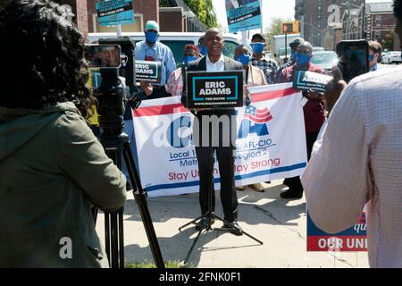 Brooklyn, NY, États-Unis. 17 mai 2021. Eric Adams, candidat Mayoral de New York City, reçoit l'approbation de l'Association des employés de la fonction publique (CSEA) demandant à davantage de travailleurs de la santé mentale de faire face à la crise de la santé et de la criminalité de New York afin que le public se sente en sécurité. Approbation de la conférence de presse au centre psychiatrique de Kingsboro, dans la section de Brooklyn East Flatbush, à New York, le 17 mai 2021. Crédit : Mpi43/Media Punch/Alamy Live News Banque D'Images