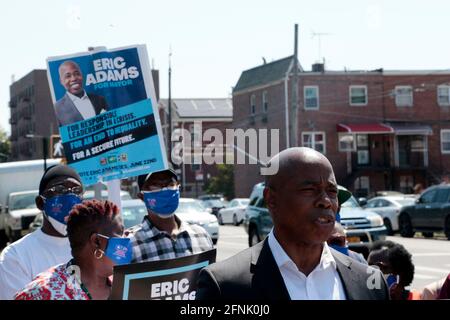 Brooklyn, NY, États-Unis. 17 mai 2021. Eric Adams, candidat Mayoral de New York City, reçoit l'approbation de l'Association des employés de la fonction publique (CSEA) demandant à davantage de travailleurs de la santé mentale de faire face à la crise de la santé et de la criminalité de New York afin que le public se sente en sécurité. Approbation de la conférence de presse au centre psychiatrique de Kingsboro, dans la section de Brooklyn East Flatbush, à New York, le 17 mai 2021. Crédit : Mpi43/Media Punch/Alamy Live News Banque D'Images