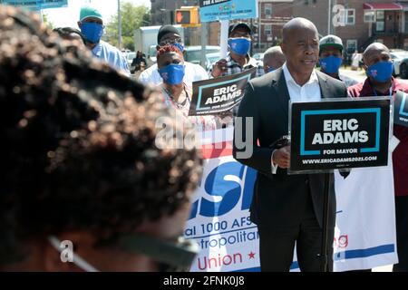 Brooklyn, NY, États-Unis. 17 mai 2021. Eric Adams, candidat Mayoral de New York City, reçoit l'approbation de l'Association des employés de la fonction publique (CSEA) demandant à davantage de travailleurs de la santé mentale de faire face à la crise de la santé et de la criminalité de New York afin que le public se sente en sécurité. Approbation de la conférence de presse au centre psychiatrique de Kingsboro, dans la section de Brooklyn East Flatbush, à New York, le 17 mai 2021. Crédit : Mpi43/Media Punch/Alamy Live News Banque D'Images