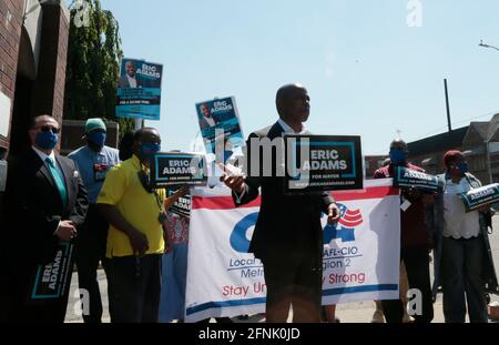 Brooklyn, NY, États-Unis. 17 mai 2021. Eric Adams, candidat Mayoral de New York City, reçoit l'approbation de l'Association des employés de la fonction publique (CSEA) demandant à davantage de travailleurs de la santé mentale de faire face à la crise de la santé et de la criminalité de New York afin que le public se sente en sécurité. Approbation de la conférence de presse au centre psychiatrique de Kingsboro, dans la section de Brooklyn East Flatbush, à New York, le 17 mai 2021. Crédit : Mpi43/Media Punch/Alamy Live News Banque D'Images