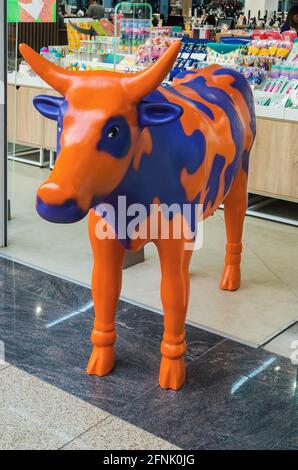 Dnipro, Ukraine - 24 août 2019 : vache comique, fantaisie et colorée faite de supports en plastique à l'entrée du magasin pour attirer les clients Banque D'Images