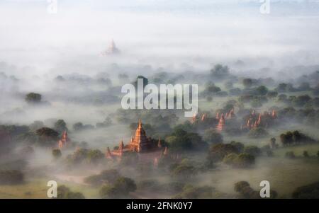 Morning Mist sur les temples de Bagan, Myanmar Banque D'Images