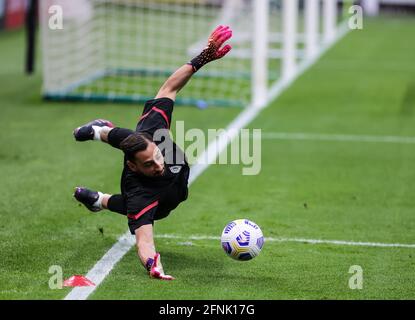 Milan, Italie. 16 mai 2021. Gianluigi Donnarumma de l'AC Milan se réchauffe pendant la série UN match de football 2020/21 entre l'AC Milan contre Cagliari Calcio au stade Giuseppe Meazza.(score final; AC Milan 0 - 0 Cagliari Calcio) (photo de Fabrizio Carabelli/SOPA Images/Sipa USA) crédit: SIPA USA/Alay Live News Banque D'Images