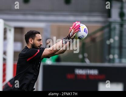 Milan, Italie. 16 mai 2021. Gianluigi Donnarumma de l'AC Milan se réchauffe pendant la série UN match de football 2020/21 entre l'AC Milan contre Cagliari Calcio au stade Giuseppe Meazza.(score final; AC Milan 0 - 0 Cagliari Calcio) (photo de Fabrizio Carabelli/SOPA Images/Sipa USA) crédit: SIPA USA/Alay Live News Banque D'Images