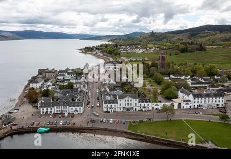 Vue aérienne du centre-ville d'Inveraray sur les rives du Loch Fyne, Argyll, Écosse. Banque D'Images