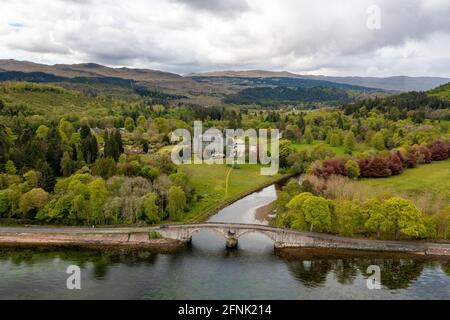 Château d'Inveraray, demeure ancestrale du duc d'Argyll, chef du clan Campbell. Le château se trouve à l'embouchure de la rivière Aray, Argyll, Écosse. Banque D'Images