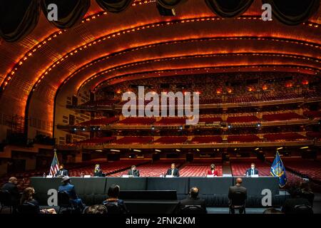 New York, États-Unis, 17 mai 2021. Andrew Cuomo (C), gouverneur de New York, est entouré par le directeur du budget de l'État de New York Robert Mujica (L), Kerin Hempel (2e L), PDG de New York Road Runners Interim, James Dolan, Président exécutif et PDG de Madison Square Garden Sports, Jane Rosenthal, Président-directeur général et président exécutif de Tribeca Enterprises et Dr Howard Zucker, commissaire du ministère de la Santé de la NYS (R) au radio City Music Hall. Le gouverneur Cuomo a déclaré : « nous allons adopter les nouvelles directives et réglementations des CDC concernant les masques et les distances sociales pour les personnes vaccinées. Par les CDC, les personnes immunodéprimées et v Banque D'Images