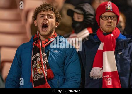 Stade Oakwell, Barnsley, Yorkshire, Royaume-Uni. 17 mai 2021. Championnat d'Angleterre de football, Playoff, Barnsley FC contre Swansea City ; deux fans de Barnsley dans les tribunes applaudissent pour leur équipe Credit: Action plus Sports/Alamy Live News Banque D'Images