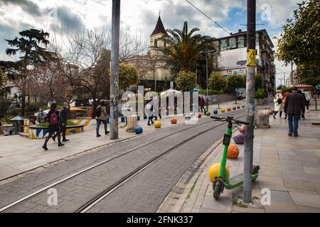 Kadikoy, Istanbul, Turquie - 15 avril 2021 : rue Bahariye pendant la pandémie avec les gens Banque D'Images