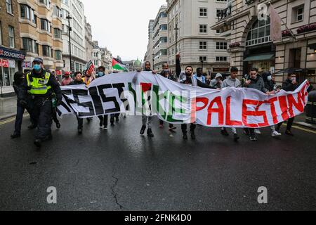 Londres, Royaume-Uni. 15 mai 2021. Les partisans de la Palestine à la Marche pour la Palestine à Piccadilly Circus. Crédit: Waldemar Sikora Banque D'Images