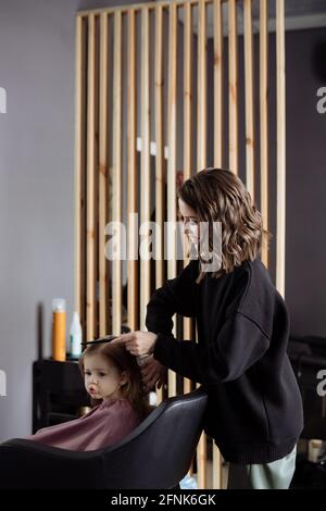 Petite fille dans la barbershop Banque D'Images