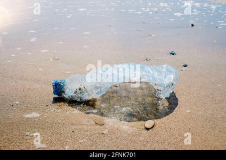 Les microplastiques sur les plages abondent en raison des déchets de plastique qui sont jetés dans la mer. Banque D'Images