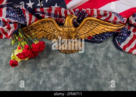 Le drapeau américain du jour du souvenir honore le respect des militaires américains patriotiques En carnation rose dans l'aigle royal américain Banque D'Images