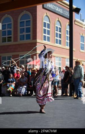 Danseuse autochtone dansant le cowboy au camp d'Elbow River, une exposition des Premières nations qui fait partie du Stampede de Calgary Banque D'Images