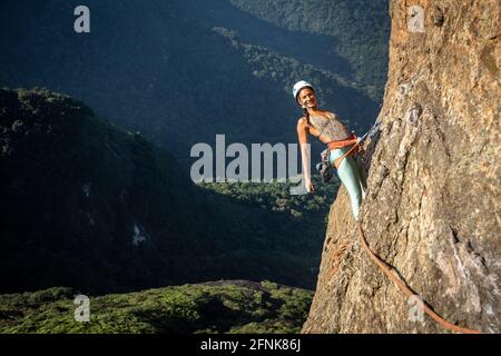 Belle vue sur la femme grimpante sur la montagne escarpée de la forêt tropicale rocheuse Banque D'Images