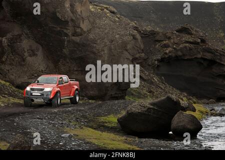 Un pick-up modifié conduit sur les hauts plateaux islandais Banque D'Images