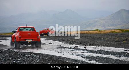 Un pick-up modifié conduit sur les hauts plateaux islandais Banque D'Images