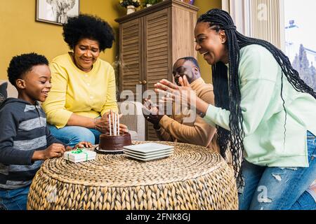 Une famille de plusieurs générations heureuse qui fête son anniversaire ensemble à la maison Banque D'Images