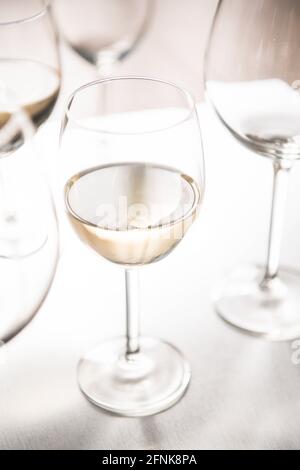 plusieurs verres de vin blanc Banque D'Images