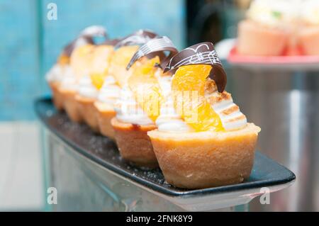 Sélection de petits gâteaux à la vanille aux fruits frais et au chocolat Banque D'Images