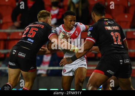 Regan Grace (5) de St Helens est attaqué par Jack Ormondroyd (25) de Salford Red Deviils Banque D'Images