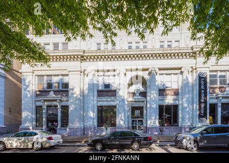 CHATTANOOGA, TN, USA-7 MAI 2021 : la façade du bâtiment MacLellan, principalement des appartements haut de gamme, sur Broad Street. Banque D'Images