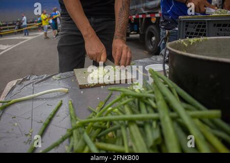 Dosquebradas, Risaralda, Colombie. 17 mai 2021. Les camionneurs qui participent au blocus préparent de la nourriture pour servir d'autres dans la grève nationale des camionneurs protesstas à Dosquebradas- Santa Rosa de Cabal cercle de Risaralda, Colombie 17 mai, 2021. Dans le cadre des manifestations anti-gouvernementales en Colombie qui ont fait au moins 40 morts en 20 jours de manifestation contre la brutalité policière, et des réformes fiscales et sanitaires du président Ivan Duque. Credit: Sebastian Osorio/LongVisual/ZUMA Wire/Alay Live News Banque D'Images