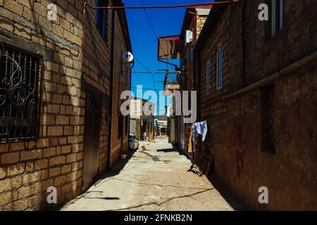 Maisons anciennes sur une petite rue dans la vieille partie de Derbent Ville en Russie Banque D'Images