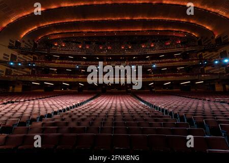 Vue de radio City Music Hall pendant le gouverneur Andrew Cuomo a annoncé que l'État adopte de nouvelles directives et règlements CDC. À compter de mai 19, l'État de New York ainsi que le Connecticut et le New Jersey adopteront de nouvelles règles CDC sur les masques et les distances sociales pour les personnes vaccinées. Le gouverneur a également annoncé que la soirée de clôture du Festival du film de Tribeca aura lieu au radio City Music Hall, avec une pleine capacité seulement pour les personnes vaccinées. Le gouverneur a annoncé de nouvelles règles pour les événements sportifs et de divertissement, les rassemblements à l'intérieur et à l'extérieur et a exhorté les gens à se faire vacciner. Le gouverneur a déclaré que c'est jusqu'à Banque D'Images