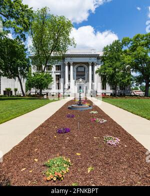 CHATTANOOGA, TN, USA-7 MAI 2021 : le palais de justice du comté de Hamiltin le jour du printemps. Vue de face avec fleurs. Banque D'Images