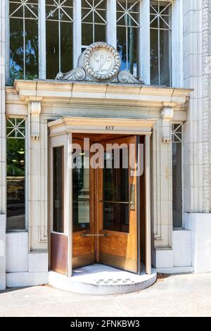 CHATTANOOGA, TN, USA-7 MAI 2021 : une porte en chêne d'époque tournant dans un bâtiment daté de 1925. Banque D'Images