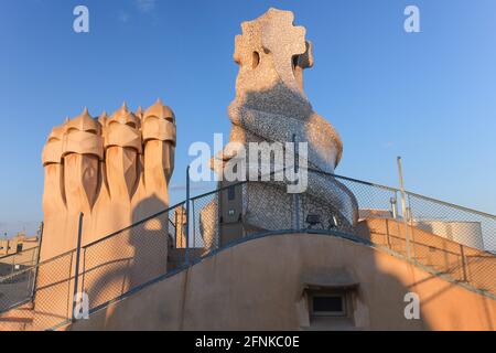 Antoni Gaudí a stylisé des cheminées sur le toit de la Pedrera, Barcelone, Espagne Banque D'Images