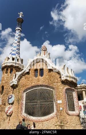 Pavillon porter's Lodge avec un toit en mosaïque de carreaux de merde à l'entrée principale du parc Güell, Barcelone, Espagne Banque D'Images