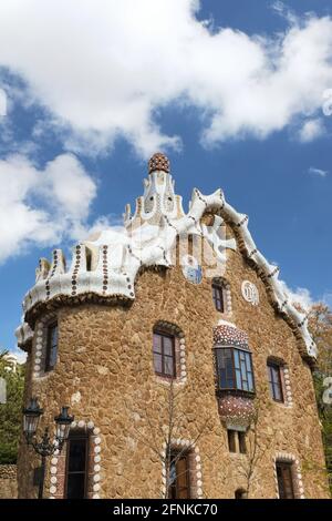 Pavillon porter's Lodge (Casa del Guarda) avec un toit en mosaïque de barques à l'entrée principale du parc Güell, Barcelone, Espagne Banque D'Images