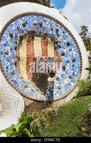 Mosaïque en mosaïque de sorbde fontaine à tête de serpent dans le parc Güell, Barcelone, Espagne Banque D'Images