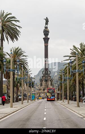 Vue sur le monument de Columbus depuis la rue Passeig de Colom bordée de palmiers, Barcelone, Espagne Banque D'Images