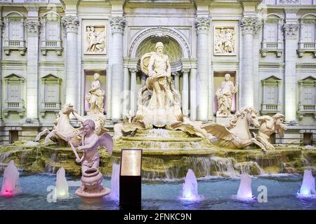 Une réplique illuminée de la fontaine de Trevi italienne dans le centre commercial de la Tour du monde de Lotte à Séoul, en Corée du Sud Banque D'Images