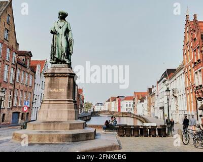 L'imposante statue du célèbre maître-peintre belge Jan Van Eyck à Jan Van Eyckplein, entourée de maisons classiques à toit de corbeau étagé, Bru Banque D'Images