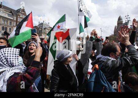 Des milliers de manifestants solidaires de Palestiniens au sujet du conflit avec Israël sur la place du Dam, au milieu de la pandémie du coronavirus, le 16 mai 2021 Banque D'Images