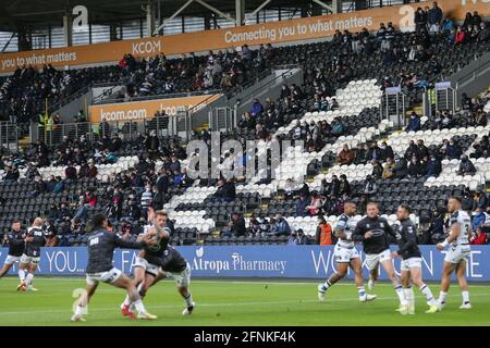 Les joueurs de Hull FC se réchauffent devant les fans pour la première fois en 14 mois, le 5/17/2021. (Photo de David Greaves/News Images/Sipa USA) Credit: SIPA USA/Alay Live News Banque D'Images