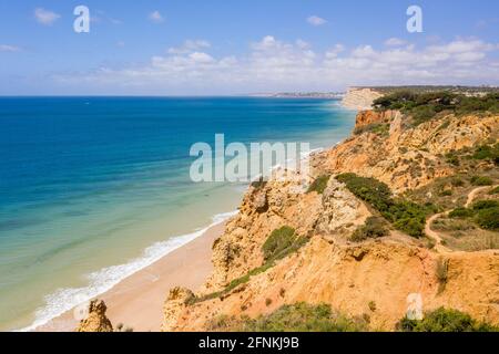 Plage de Canavial à Lagos, Algarve - Portugal. Falaises de la côte dorée sud portugaise. Vue aérienne avec jour ensoleillé. Banque D'Images