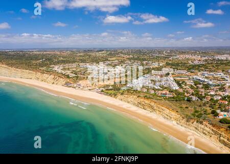 Plage de Canavial. Falaises de la côte dorée sud portugaise. Vue aérienne sur la ville de Lagos en Algarve, Portugal. Banque D'Images