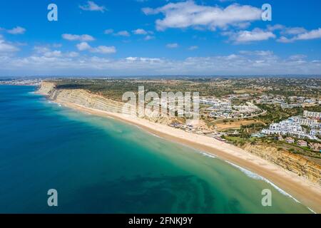 Plage de Canavial. Falaises de la côte dorée sud portugaise. Vue aérienne sur la ville de Lagos en Algarve, Portugal. Banque D'Images