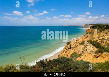 Plage de Canavial à Lagos, Algarve - Portugal. Falaises de la côte dorée sud portugaise. Vue aérienne avec jour ensoleillé. Banque D'Images